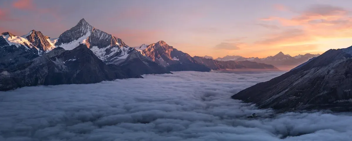 Vista panorámica de Bogotá con carros y edificios modernos