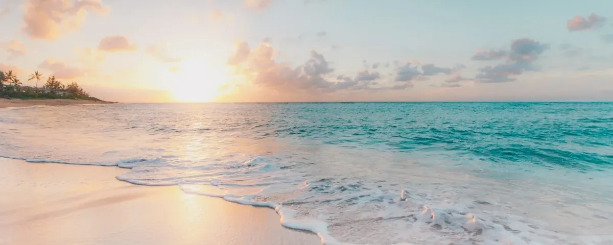Vista panorámica de la costa caribe colombiana con carretera bordeando el mar