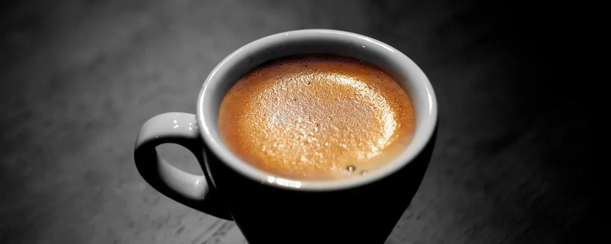 Paisaje del Eje Cafetero con montañas verdes y plantaciones de café