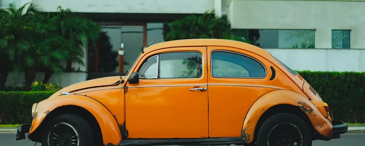 Tráfico vehicular en ciudad colombiana con restricción de pico y placa