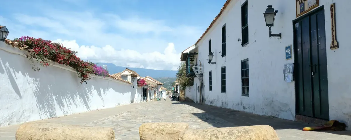 Plaza principal de Villa de Leyva con casas coloniales blancas y arquitectura histórica