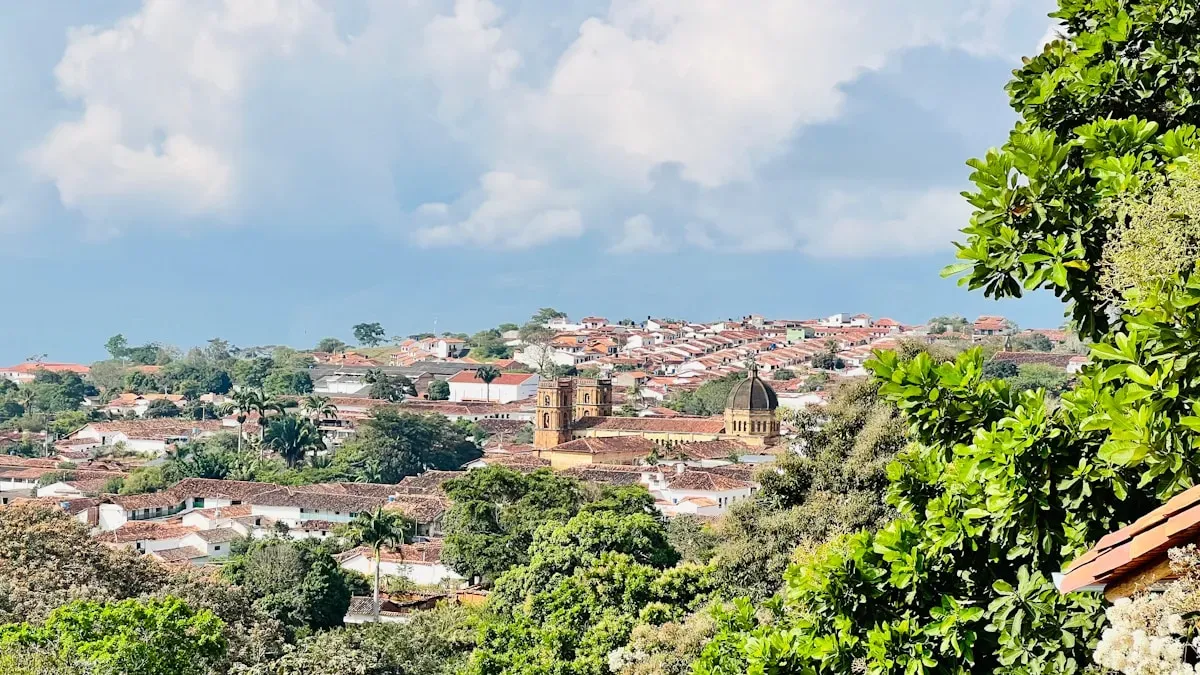Calles empedradas de Barichara con casas coloniales blancas y cielo azul