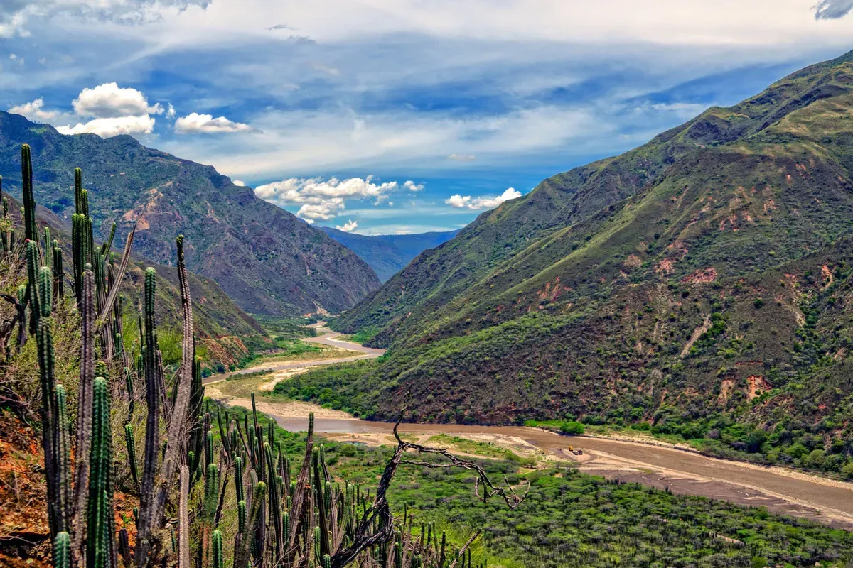 Vista aérea del Cañón del Chicamocha con el río serpenteando entre montañas