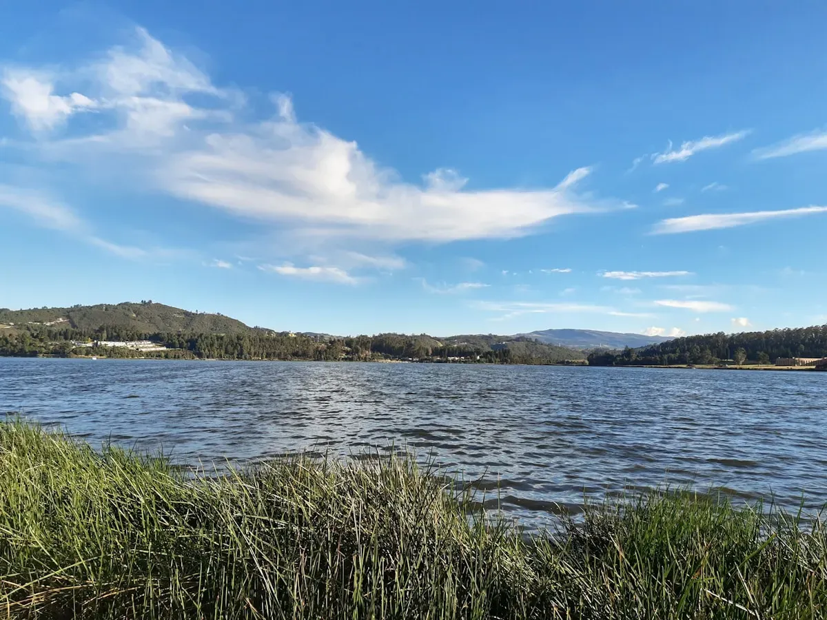Lago de Tota con aguas azules y montañas al fondo en Boyacá