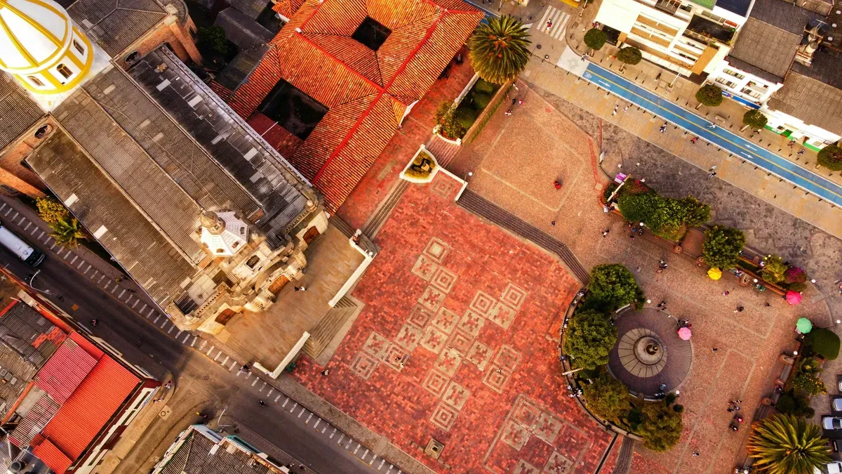 Plaza colonial de Paipa con arquitectura tradicional