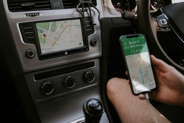 Conductor usando GPS en el celular para navegar por carretera