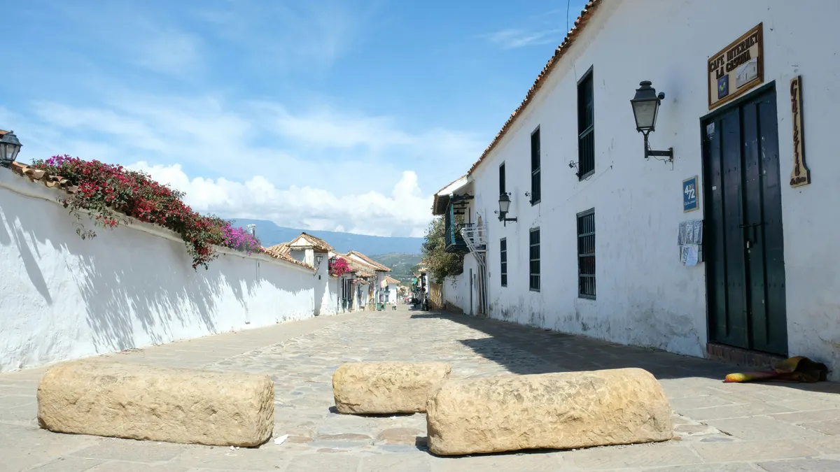 Plaza principal de Villa de Leyva con casas coloniales blancas y arquitectura histórica