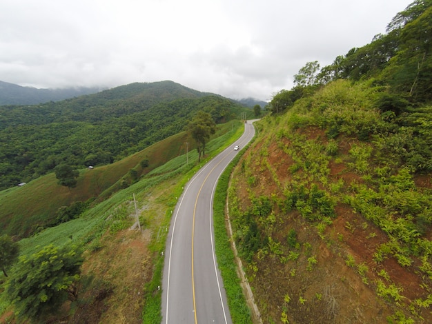 Carretera panorámica en Colombia con paisaje de montañas y cielo despejado